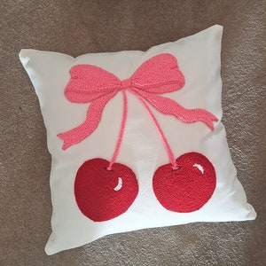 Funda de almohada con lazo de cereza hecha a mano, decoración de habitación rosa coqueta, decoración de verano, regalo único de inauguración de la casa, decoración de dormitorio