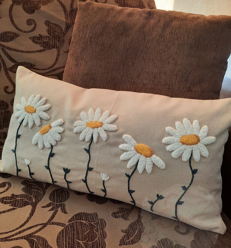 Décoration d'intérieur des Fêtes, Housse de coussin brodée à l'aiguille, Cadeau unique pour femme, Idées cadeaux pour hôtesses, Cadeau fait main pour maman Daisy Pillow Cover