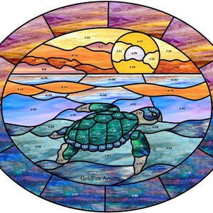 Może przedstawiać: Okrągłe witraż przedstawiający żółwia morskiego pływającego w oceanie o zachodzie słońca. Projekt wykorzystuje odcienie pomarańczowego, żółtego i niebieskiego. Żółw jest mozaiką zieleni i błękitu. Widoczne jest nazwisko artysty.