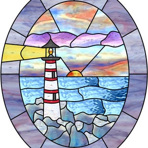Może przedstawiać: Projekt witrażu przedstawiający latarnię morską z czerwoną i białą pasiastą wieżą, stojącą na skalistym brzegu z niebieską wodą i zachodem słońca. Projekt ma owalny kształt i zawiera tekst "GoldFox Artistry".