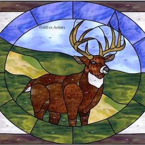 Könnte beinhalten: Bleiglasfenster-Design mit einem braunen und weißen Hirsch mit großen Geweihen, der auf einer grünen Wiese mit blauem Himmel steht. Der Text "GoldFox Artistry" befindet sich in der oberen linken Ecke des Bildes.