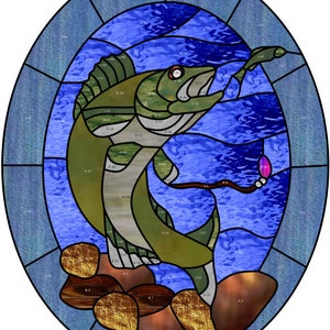 Könnte beinhalten: Ein Buntglasfenster-Design mit einem grünen Fisch, der aus dem Wasser springt. Der Fisch ist von blauem Wasser und braunen Felsen umgeben. Das Design ist mit einem Raster nummeriert.
