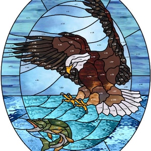 Może przedstawiać: Projekt witrażu przedstawiający orła bielik z rozpostartymi skrzydłami szybującego nad niebieskim i zielonym oceanem. Orzeł jest przedstawiony w odcieniach brązu, bieli i czerni, podczas gdy ocean jest przedstawiony w odcieniach błękitu i zieleni. Projekt jest otoczony okrągłą ramą.