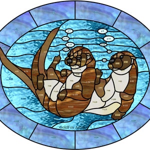 Może przedstawiać: Szklany witraż przedstawiający dwie wydry pływające w niebieskiej wodzie. Wydry są brązowe i białe z czarnymi oczami. Woda jest otoczona niebieską i białą ramką. Projekt nosi tytuł "GoldFox Artisthy".