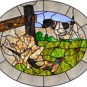 Puede incluir: Una ventana de vitral que representa una escena de caza con un perro marrón y blanco apuntando a un faisán en la hierba alta. El perro lleva un collar rojo y el faisán es marrón y verde con la cabeza roja.