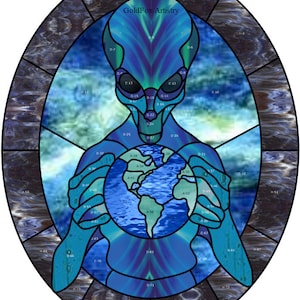 Könnte beinhalten: Ein Kunstwerk aus Buntglas, das einen Außerirdischen zeigt, der einen blauen und grünen Globus der Erde hält. Der Außerirdische ist blau mit violetten und grünen Akzenten. Der Globus ist von einem Buntglasrahmen mit blauem und weißem Hintergrund umgeben.