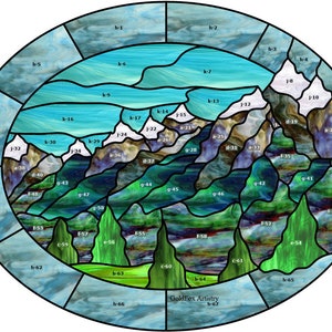 Może przedstawiać: Projekt witrażu przedstawiający górski krajobraz z błękitnym niebem i zielonymi drzewami. Projekt jest podzielony na wiele sekcji, z których każda ma inny kolor i wzór. Tekst "GoldFox Artistry" jest widoczny u dołu projektu.