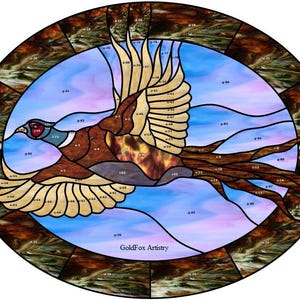 Może przedstawiać: Witraż przedstawiający lecącego bażanta na tle błękitno-fioletowego nieba. Ptak jest oddany w odcieniach brązu, beżu i złota, z czerwonym okiem. Dzieło oprawione jest w brązowo-zieloną ramę z napisem "GoldFox Artistry".