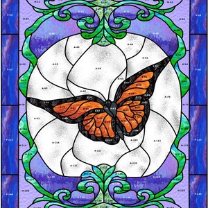 Może przedstawiać: Panel witrażowy przedstawiający motyla monarchy z pomarańczowo-czarnymi skrzydłami, osadzony na białym kwiatku i otoczony niebiesko-zieloną obwódką. Dzieło sztuki jest oznaczone różnymi kombinacjami liter i cyfr.