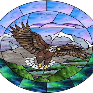 Może przedstawiać: Projekt witrażu przedstawiający orła bielika w locie nad pasmem górskim z zachodem słońca. Projekt nosi tytuł "GoldFox Artistry".