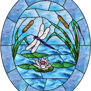Pode incluir: Vitral oval representando uma cena de lagoa com uma libélula, juncos e um nenúfar. O design utiliza tons de azul, verde e branco, com uma libélula no centro. O nome do artista, GoldFox Artistry, está na parte inferior.