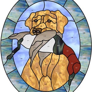 Może przedstawiać: Witraż przedstawiający złotego labradora trzymającego kaczkę. Projekt umieszczono w owalnej ramie z tłem błękitnego nieba. Dzieło podpisane "GoldFox Artistry".