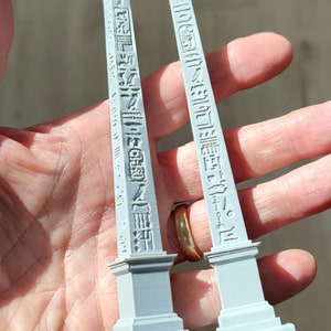 Ein Paar geschnitzte ägyptische Obelisken für Gaming-Gelände & Landschaft (28 mm-32 mm Skala)
