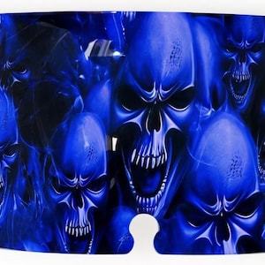 Op de afbeelding: Motorfiets windscherm met een blauwe schedel grafische afbeelding. Het windscherm is gemaakt van helder plastic en heeft een blauw en zwart schedel ontwerp.