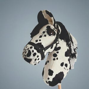 Geschecktes Steckenpferd, Pinto, schwarze und weiße Flecken, Garnmähne, Zaumzeug, Halfter, American Paint Horse Steckenpferd, Kapphast, Keppihevonen