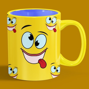 Peut inclure: Une tasse en c&eacute;ramique jaune avec un bord bleu et un motif r&eacute;p&eacute;t&eacute; de visages souriants de dessins anim&eacute;s avec de grands yeux et des langues qui sortent.