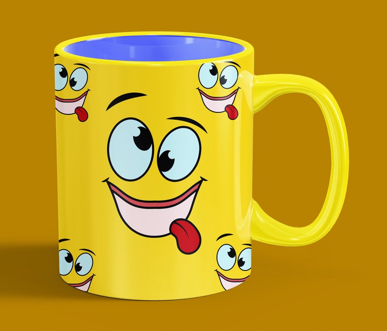 Peut inclure: Une tasse en c&eacute;ramique jaune avec un bord bleu et un motif r&eacute;p&eacute;t&eacute; de visages souriants de dessins anim&eacute;s avec de grands yeux et des langues qui sortent.