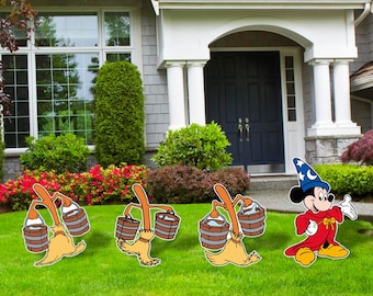 Könnte beinhalten: Ein Set aus Gartendekorationen mit Mickey Mouse in einem blauen Zaubererhut und rotem Umhang, begleitet von drei animierten Besen, die hölzerne Wassereimer tragen, alles auf einem grünen Rasen vor einem Wohnhaus platziert.