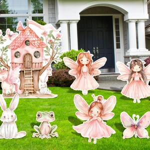 Pu&ograve; includere: Decorazioni da giardino di fate rosa e bianche con una casetta sull'albero, un unicorno, un coniglio, una rana, una farfalla e fate.