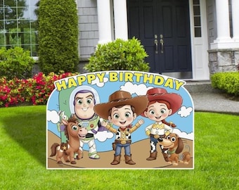 Könnte beinhalten: Ein farbenfrohes Gartenschild mit Zeichentrickfiguren aus der Toy Story-Reihe. Das Schild hat einen blauen Bogen mit den Worten "HAPPY BIRTHDAY" in Gelb. Zu den Figuren gehören Woody, Buzz Lightyear und Jessie.