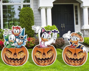 Puede incluir: Cuatro patos de dibujos animados vestidos con disfraces de Halloween asoman por tres recortes de calabazas. Los patos llevan un sombrero de bruja, un disfraz de gato, un sombrero de pirata y un disfraz de diablo rojo. Las calabazas son naranjas y tienen una cara tallada.