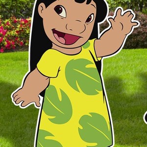 Op de afbeelding: Een cartoonillustratie van Lilo uit de Disney-film Lilo & Stitch. Ze draagt een gele jurk met groene bladerenpatronen en heeft haar hand opgeheven in een zwaai.