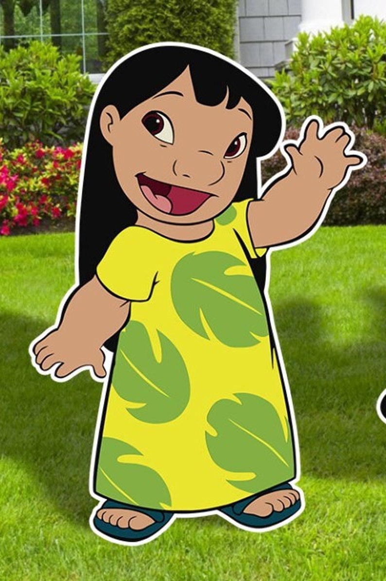 Op de afbeelding: Een cartoonillustratie van Lilo uit de Disney-film Lilo & Stitch. Ze draagt een gele jurk met groene bladerenpatronen en heeft haar hand opgeheven in een zwaai.