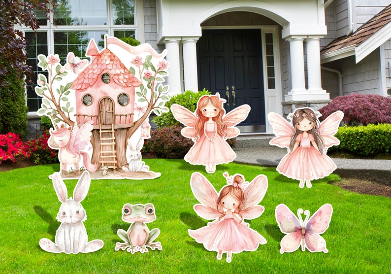Pu&ograve; includere: Decorazioni da giardino di fate rosa e bianche con una casetta sull'albero, un unicorno, un coniglio, una rana, una farfalla e fate.