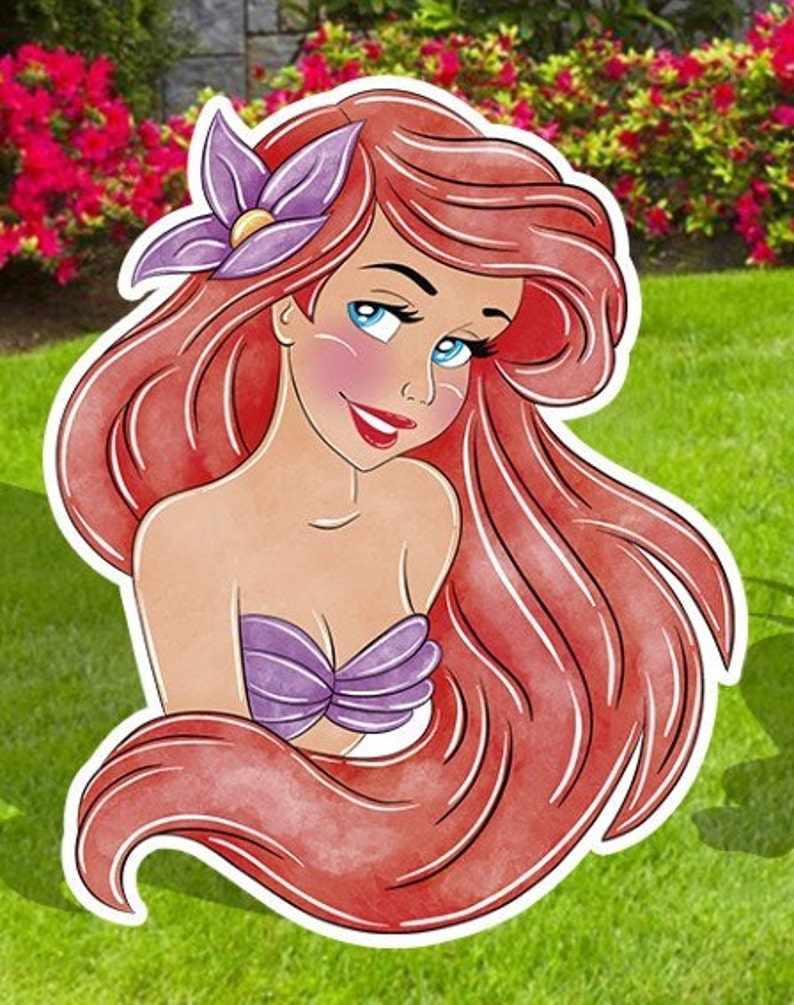 Puede incluir: Una ilustraci&oacute;n de dibujos animados de Ariel, la Sirenita, con el pelo largo y rojo, un sujetador de concha de mar morado y una flor morada en el pelo.