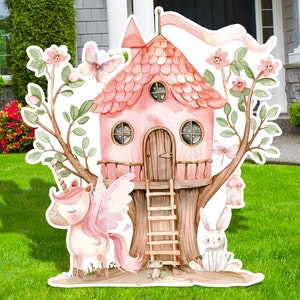 Pu&ograve; includere: Una casetta sull'albero rosa con un unicorno, un coniglio e una rana. La casetta sull'albero ha una scala e una finestra. L'unicorno ha le ali e una criniera rosa. Il coniglio &egrave; bianco e ha le orecchie lunghe. La rana &egrave; verde e ha un grande sorriso.