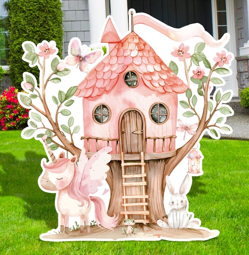 Pu&ograve; includere: Una casetta sull'albero rosa con un unicorno, un coniglio e una rana. La casetta sull'albero ha una scala e una finestra. L'unicorno ha le ali e una criniera rosa. Il coniglio &egrave; bianco e ha le orecchie lunghe. La rana &egrave; verde e ha un grande sorriso.