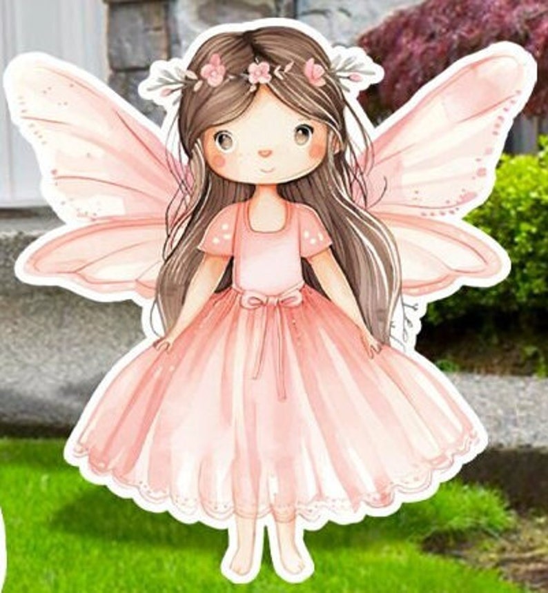 Pu&ograve; includere: Una fata rosa con capelli castani e ali, che indossa un vestito rosa con un bordo di pizzo bianco e una corona di fiori.