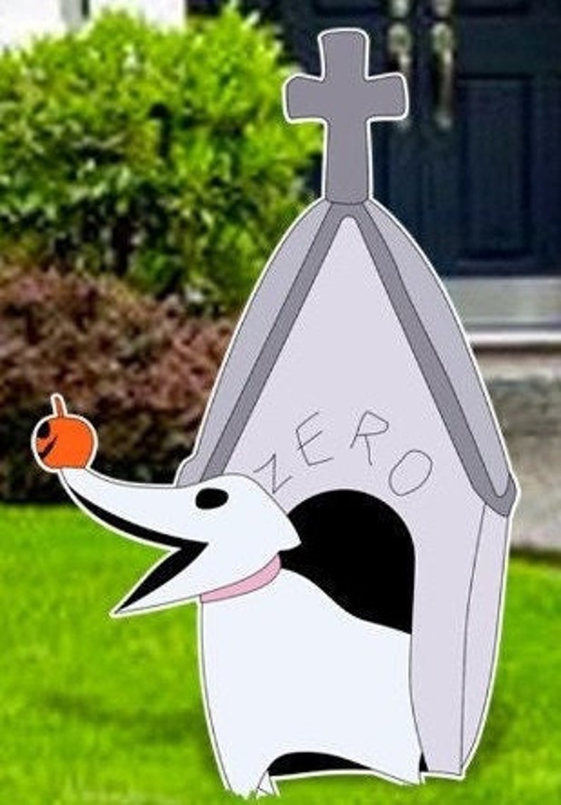 K&ouml;nnte beinhalten: Ein wei&szlig;er Hund mit einer langen, spitzen Nase und einem schwarz-wei&szlig;en K&ouml;rper steht vor einem grauen Hundehaus. Das Hundehaus hat ein Kreuz auf dem Dach und das Wort "ZERO" steht auf der Vorderseite. Der Hund h&auml;lt einen kleinen orangefarbenen K&uuml;rbis im Maul.