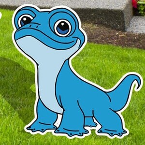 Puede incluir: Un lagarto azul de dibujos animados con un contorno blanco. El lagarto tiene ojos grandes y una expresi&oacute;n amigable.