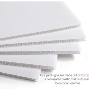 Op de afbeelding: Close-up van verschillende witte gegolfde kunststof platen die op elkaar gestapeld zijn. De platen zijn gemaakt van Coroplast, een materiaal dat bestand is tegen weersinvloeden.