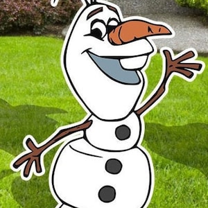 Puede incluir: Una ilustraci&oacute;n de dibujos animados de Olaf, el mu&ntilde;eco de nieve de la pel&iacute;cula Frozen, con un cuerpo blanco, brazos marrones, una nariz naranja y una gran sonrisa. Est&aacute; saludando con su brazo derecho.