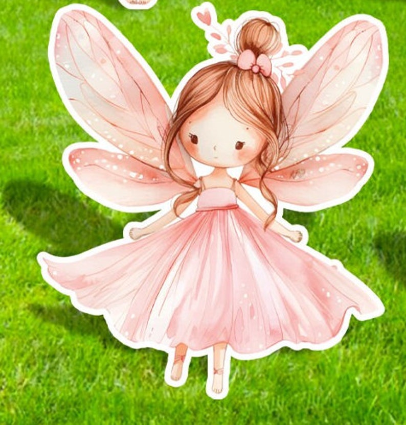 Pu&ograve; includere: Una fata rosa con capelli castani e ali, vestita con un abito rosa e un fiocco rosa. La fata &egrave; in piedi su uno sfondo di erba verde.