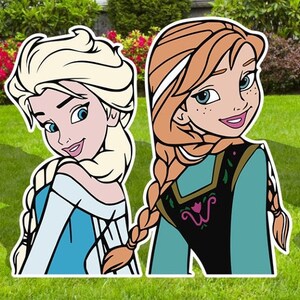 Puede incluir: Dos personajes de dibujos animados, Elsa y Anna de la pel&iacute;cula Frozen, est&aacute;n representados en un estilo de recorte. Elsa est&aacute; a la izquierda, con un vestido azul claro con un corpi&ntilde;o blanco y una trenza rubia. Anna est&aacute; a la derecha, con un vestido turquesa con un corpi&ntilde;o negro y un dise&ntilde;o floral rojo y verde. Ambos personajes tienen el pelo largo y sonr&iacute;en.