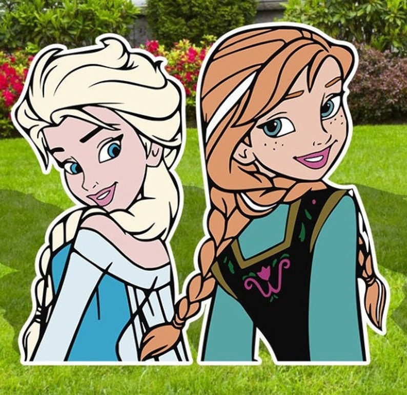 Puede incluir: Dos personajes de dibujos animados, Elsa y Anna de la pel&iacute;cula Frozen, est&aacute;n representados en un estilo de recorte. Elsa est&aacute; a la izquierda, con un vestido azul claro con un corpi&ntilde;o blanco y una trenza rubia. Anna est&aacute; a la derecha, con un vestido turquesa con un corpi&ntilde;o negro y un dise&ntilde;o floral rojo y verde. Ambos personajes tienen el pelo largo y sonr&iacute;en.