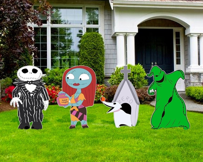K&ouml;nnte beinhalten: Ein Set aus vier Halloween-Garten-Dekorationen mit Figuren aus dem Film Nightmare Before Christmas. Die Figuren sind Jack Skellington, Sally, Zero und Oogie Boogie. Die Dekorationen sind aus Holz und in leuchtenden Farben bemalt.