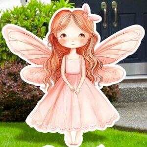 Pu&ograve; includere: Una fata rosa con lunghi capelli rossi e ali delicate. Indossa un vestito rosa con un bordo di pizzo bianco e un fiore nei capelli.