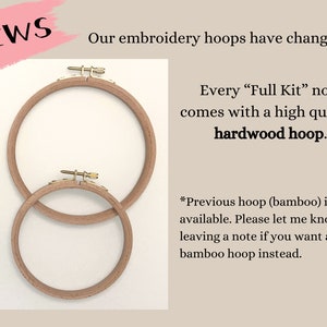 Puede incluir: Dos bastidores de bordado, uno m&aacute;s grande que el otro, ambos de madera natural. Los bastidores se utilizan para proyectos de bordado. El texto "Every "Full Kit" now comes with a high quality hardwood hoop." es visible en la imagen. El texto "*Previous hoop (bamboo) is still available. Please let me know by leaving a note if you want a bamboo hoop instead." tambi&eacute;n es visible en la imagen.