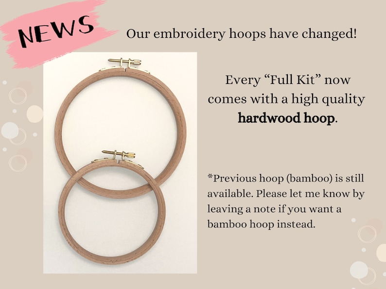 Puede incluir: Dos bastidores de bordado, uno m&aacute;s grande que el otro, ambos de madera natural. Los bastidores se utilizan para proyectos de bordado. El texto "Every "Full Kit" now comes with a high quality hardwood hoop." es visible en la imagen. El texto "*Previous hoop (bamboo) is still available. Please let me know by leaving a note if you want a bamboo hoop instead." tambi&eacute;n es visible en la imagen.