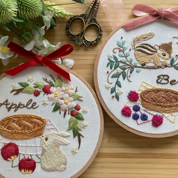 Stickdatei Apfel Beeren Kuchen: Häschen & Streifenhörnchen im 15 cm Rahmen