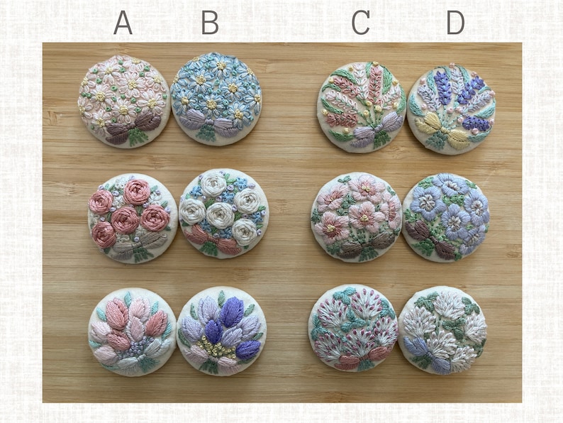 Puede incluir: Doce botones de tela bordados con diferentes dise&ntilde;os florales. Los botones est&aacute;n dispuestos en cuatro filas de tres botones cada una. Los botones son todos redondos y tienen un fondo blanco. Los dise&ntilde;os florales son todos diferentes e incluyen rosas, margaritas, tulipanes y otras flores. Los botones est&aacute;n todos hechos a mano y son perfectos para agregar un toque de elegancia a cualquier proyecto.