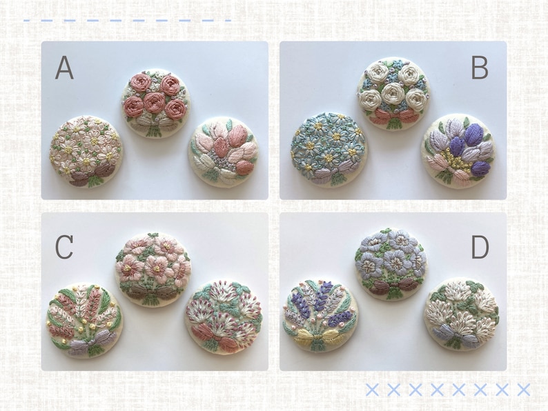 Puede incluir: Cuatro ramos de flores bordados en botones redondos de tela blanca. Los ramos son en tonos de rosa, blanco, azul y morado. Los botones est&aacute;n dispuestos en una cuadr&iacute;cula con las letras A, B, C y D etiquetando cada fila.