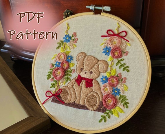 クマの刺繍パターン：ブランコとぬいぐるみのデザイン（PDF） - Etsy 日本