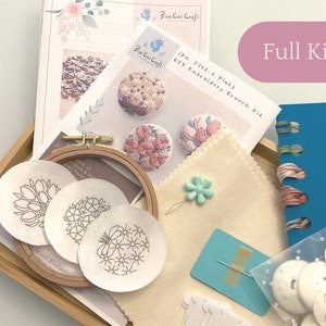 Puede incluir: Un kit completo de bordado para hacer un broche de flor rosa. El kit incluye un aro, tela, hilo de bordar, agujas y un patr&oacute;n. El kit est&aacute; etiquetado como "Full Kit" y "(No. 2312-A Pink) DIY Embroidery Brooch Kit".