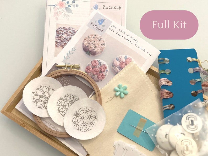 Puede incluir: Un kit completo de bordado para hacer un broche de flor rosa. El kit incluye un aro, tela, hilo de bordar, agujas y un patr&oacute;n. El kit est&aacute; etiquetado como "Full Kit" y "(No. 2312-A Pink) DIY Embroidery Brooch Kit".