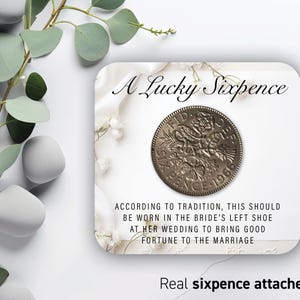 Regalo de la suerte de seis peniques de plata para la novia: Algo antiguo, algo azul. Dije para zapatos o ramo de novia en bolsa de organza azul. Moneda tradicional 47.